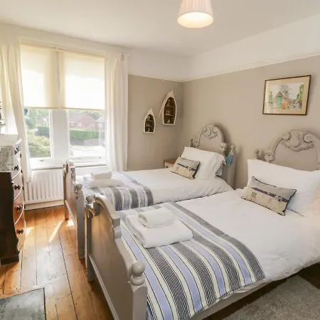 Arden House ويتبي