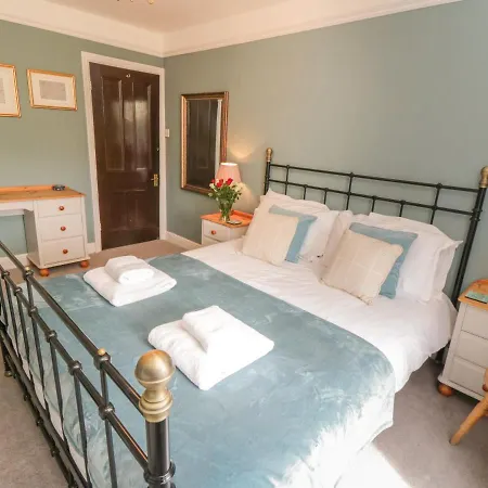 Arden House بيت للعطل ويتبي