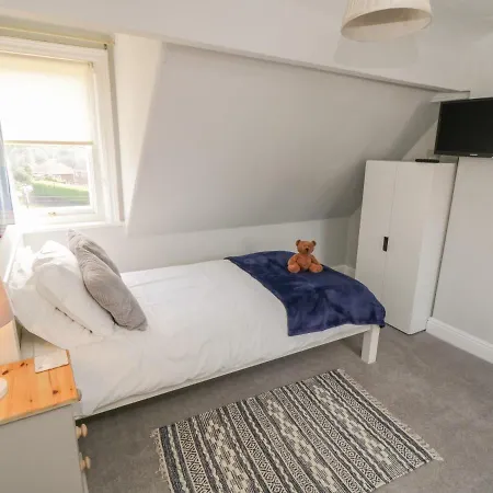 Arden House * ويتبي